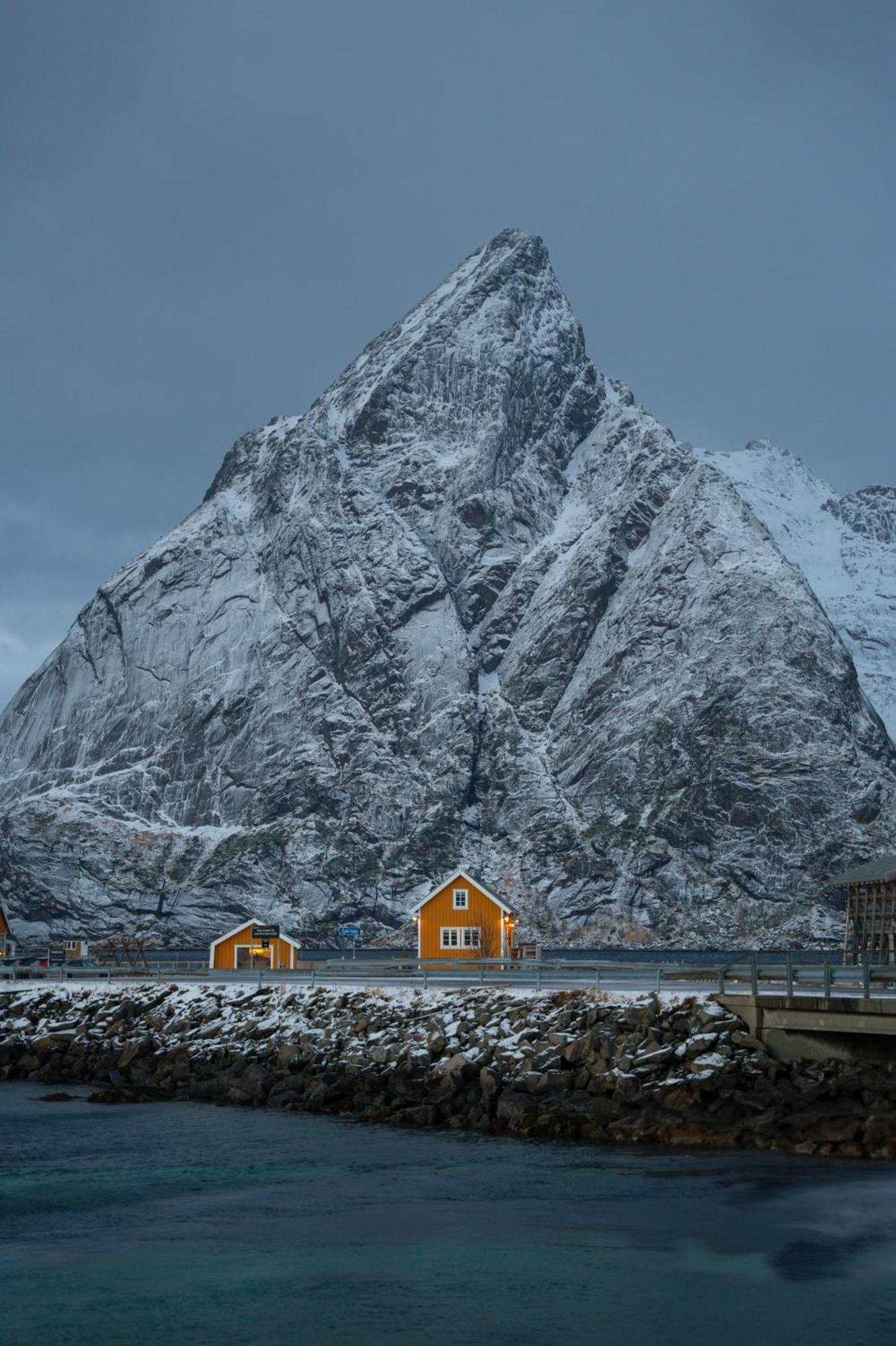 The Famous Yellow House * Reine